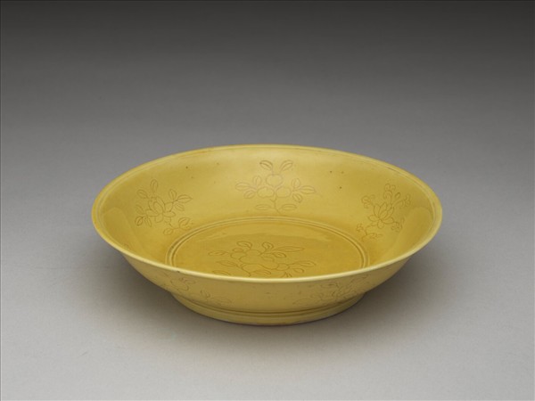 黃釉劃花花果紋盤