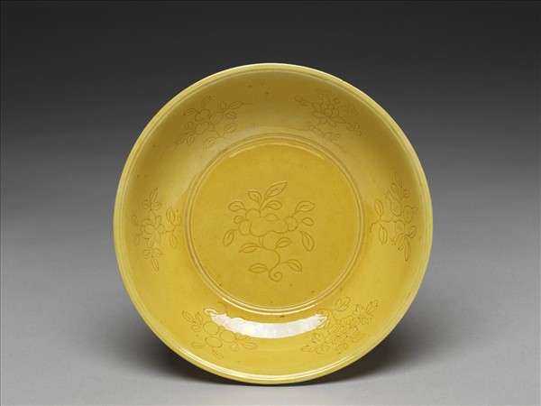 黃釉劃花花果紋盤