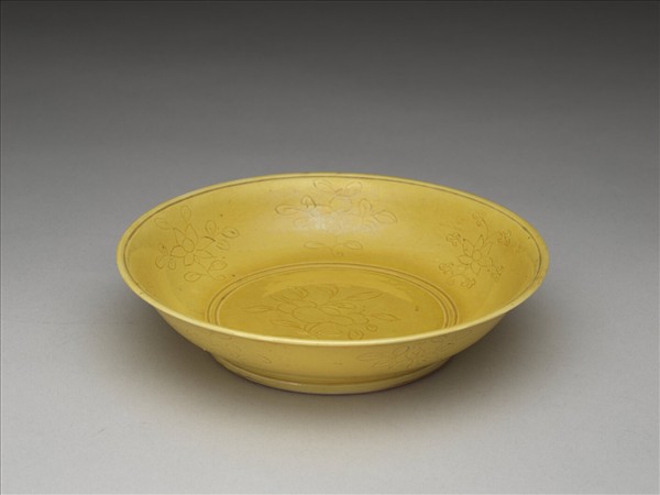 黃釉劃花花果紋盤