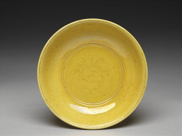 黃釉劃花花果紋盤