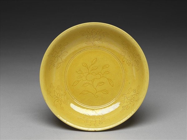 黃釉劃花花果紋盤