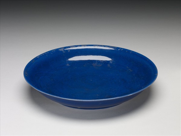 霽青釉暗花龍紋盤