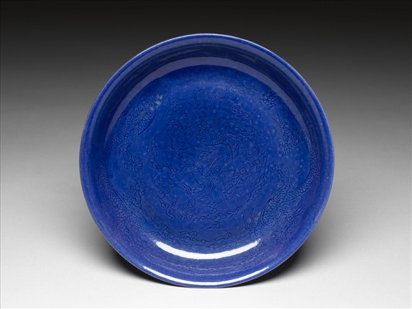 霽青釉暗花龍紋盤