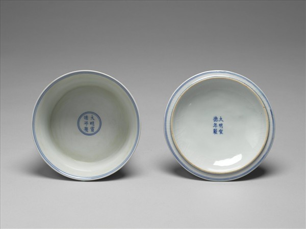 青花轉枝番蓮紋蓋碗