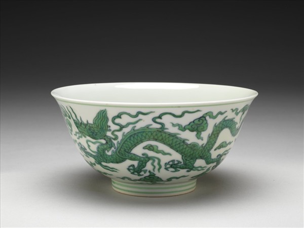 填綠彩釉戲珠龍紋碗