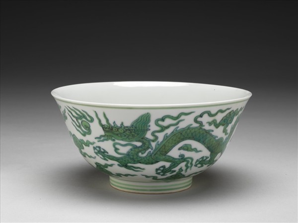 白地綠彩雙龍戲珠碗