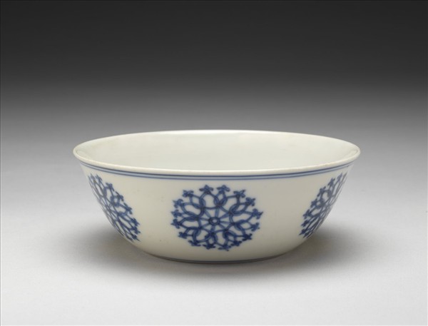 青花團花紋碗