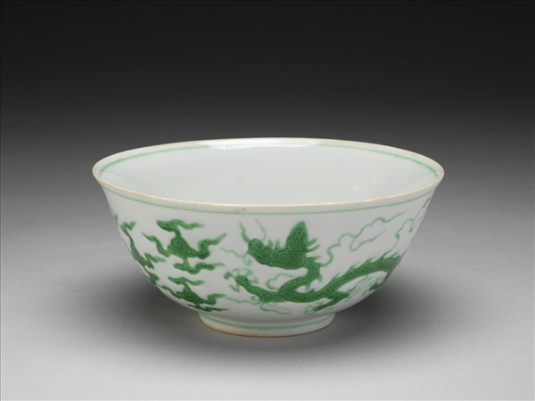 白地綠彩雲龍紋碗