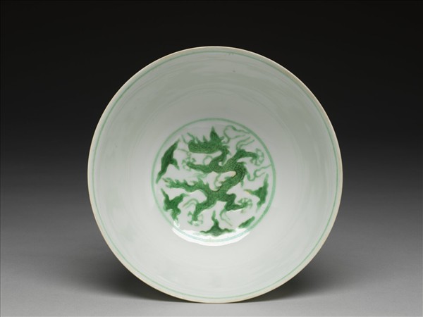 白地綠彩雲龍紋碗