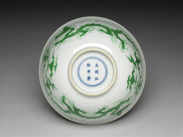 白地綠彩雲龍紋碗