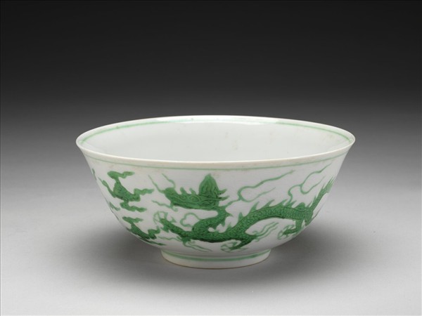 白地綠彩雲龍紋碗