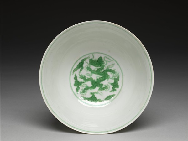 白地綠彩雲龍紋碗