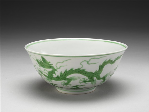 白地綠彩雲龍紋碗