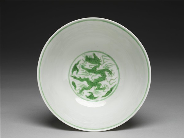 白地綠彩雲龍紋碗