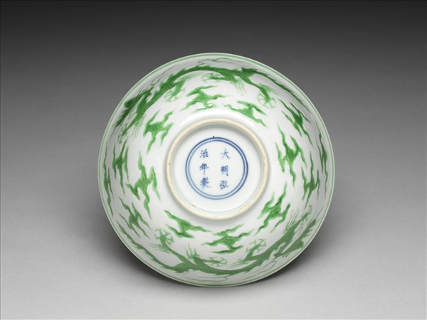 白地綠彩雲龍紋碗