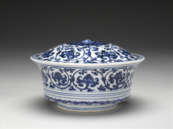 青花轉枝番蓮紋蓋碗