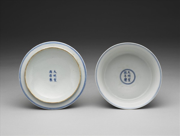 青花轉枝番蓮紋蓋碗