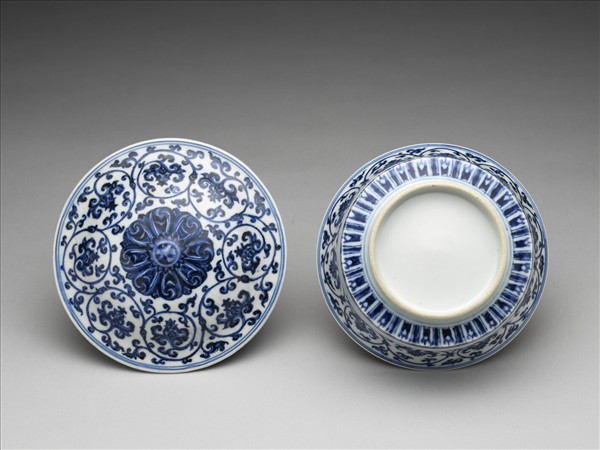 青花轉枝番蓮紋蓋碗