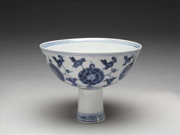 青花團花紋高足碗