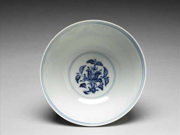 青花團花紋高足碗