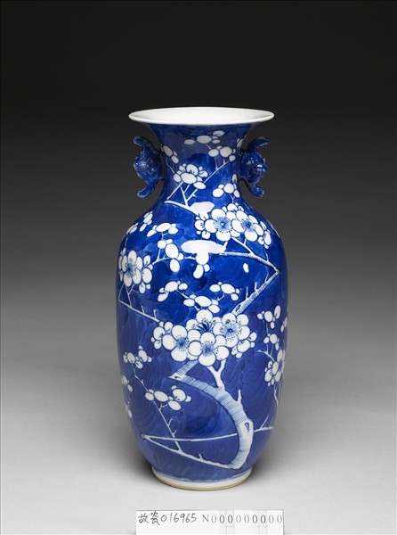 藍地白梅雙蝠耳瓶