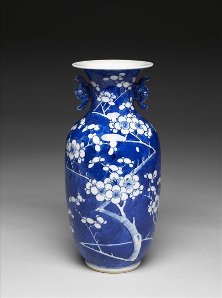藍地白梅雙蝠耳瓶