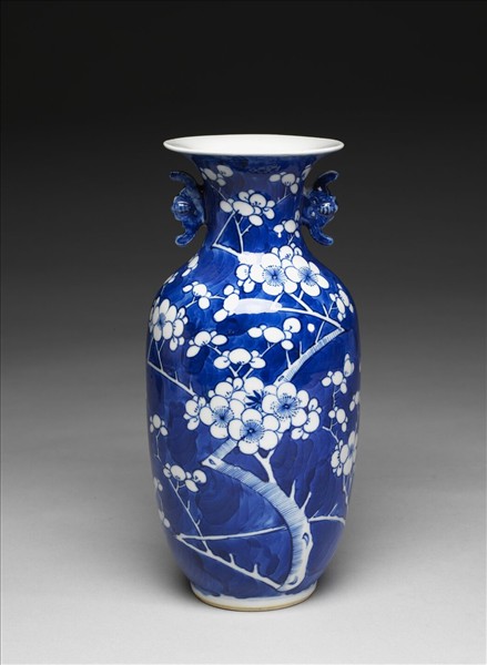 藍地白梅雙蝠耳瓶