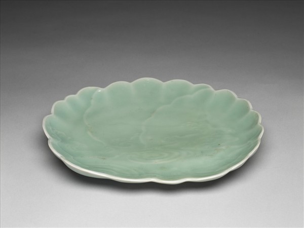 青瓷花口盤
