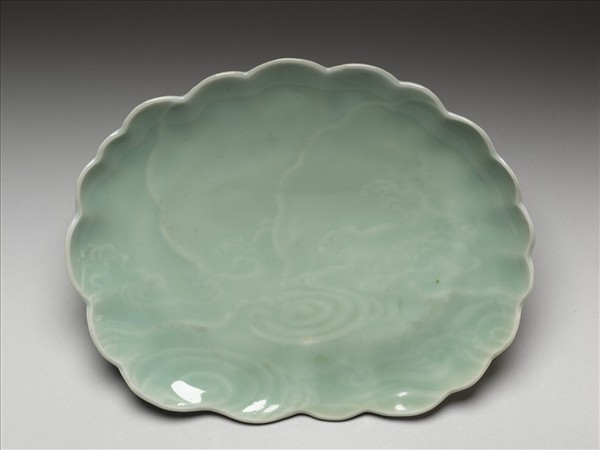 青瓷花口盤
