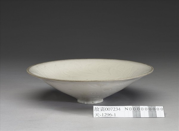 定窯 白瓷劃花蓮花紋碗