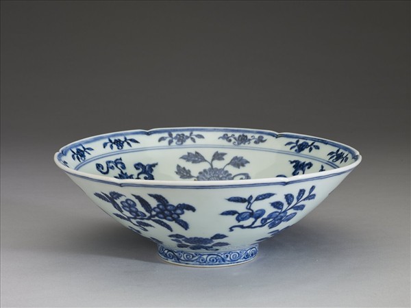 青花花果紋葵口碗