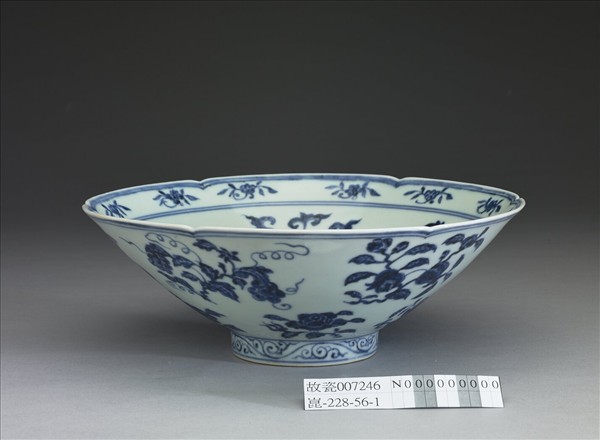 青花花果紋葵口碗