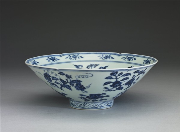 青花花果紋葵口碗