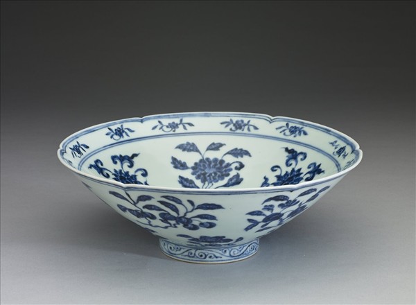 青花花果紋葵口碗