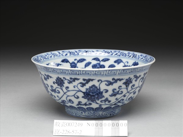青花纏枝花卉紋碗