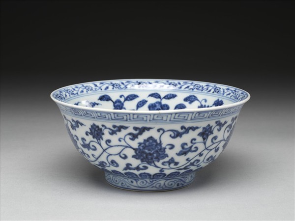 青花纏枝花卉紋碗