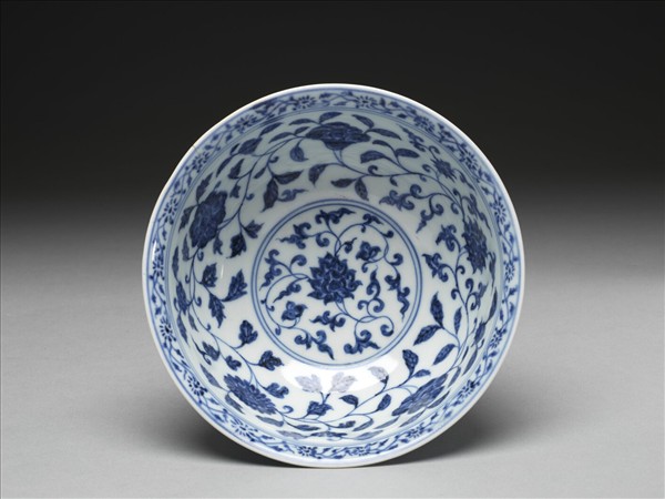 青花纏枝花卉紋碗