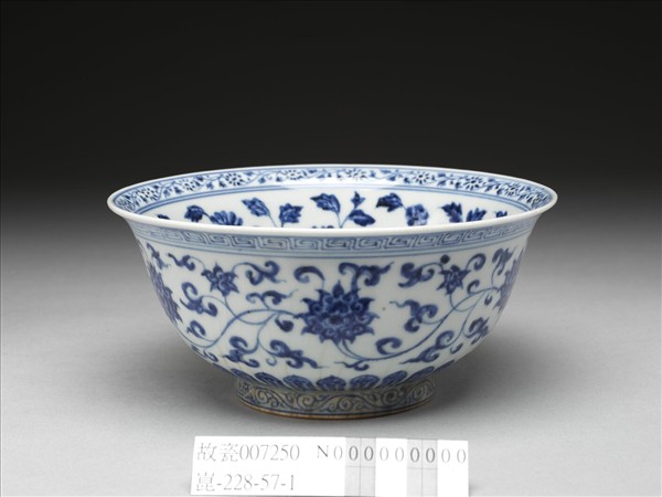 青花纏枝花卉紋碗