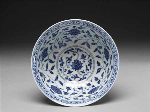 青花纏枝花卉紋碗