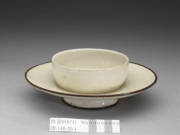 定窯 白瓷劃花回紋盞托