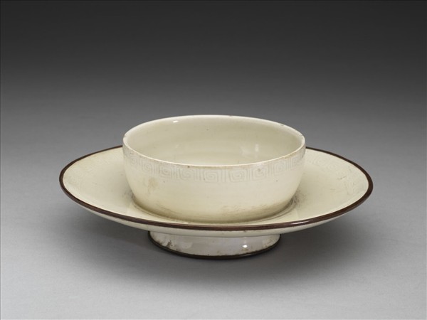 定窯 白瓷劃花回紋盞托