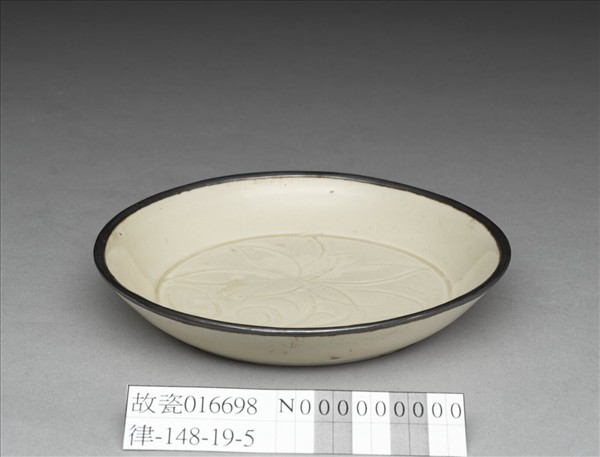 定窯 白瓷劃花蓮花紋碟