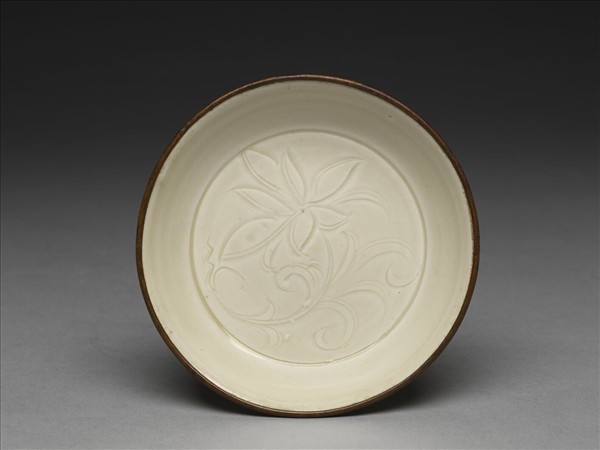 定窯 白瓷劃花蓮花紋碟