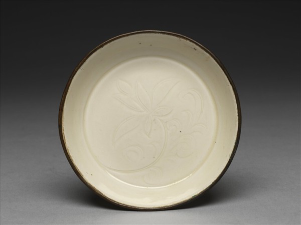 定窯 白瓷劃花蓮花紋碟