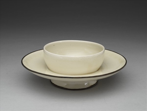 定窯 白瓷劃花回紋盞托