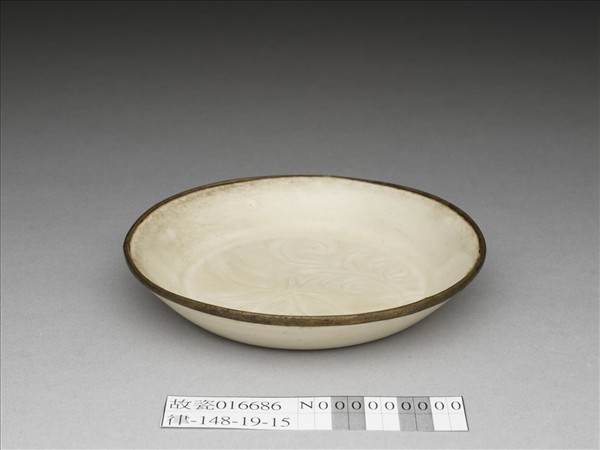 定窯 白瓷劃花蓮花紋碟