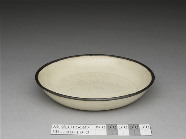 定窯 白瓷劃花蓮花紋碟