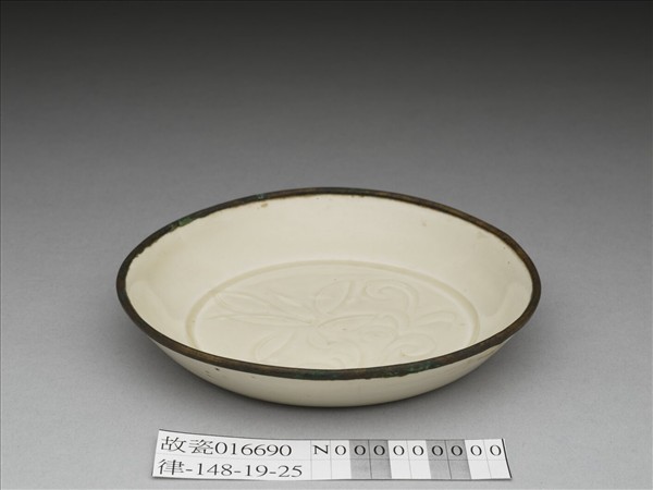 定窯 白瓷劃花蓮花紋碟