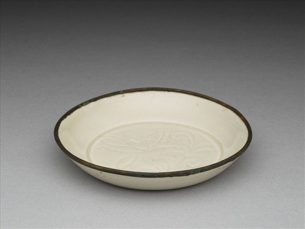 定窯 白瓷劃花蓮花紋碟