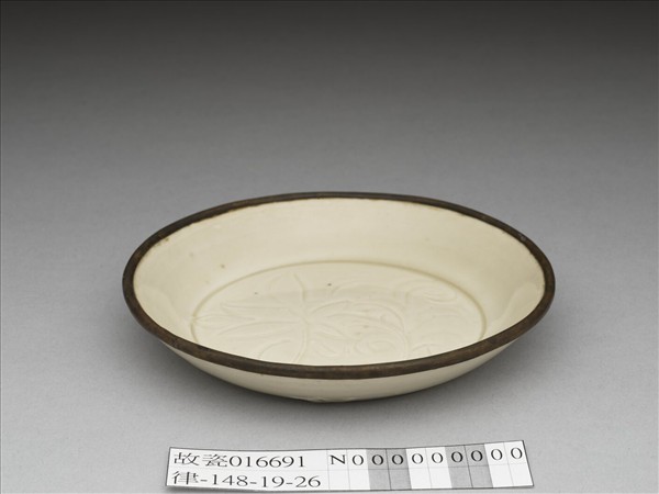 定窯 白瓷劃花蓮花紋碟